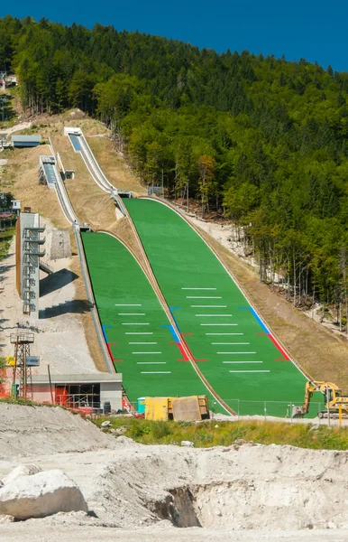 Planica, Slovenien-augusti 21: backhoppning kullar under — Stockfoto