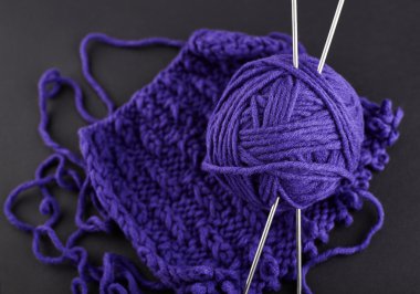 Bir parça örgü, karanlık bir arka plan karşı mor 