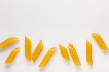 beyaz arkaplanda makarna