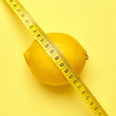 İzole limon sarı bir arka plan üzerinde bir ölçüm bandı ile