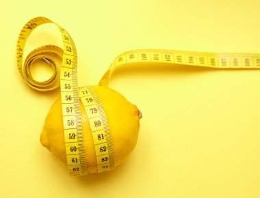 İzole limon sarı bir arka plan üzerinde bir ölçüm bandı ile
