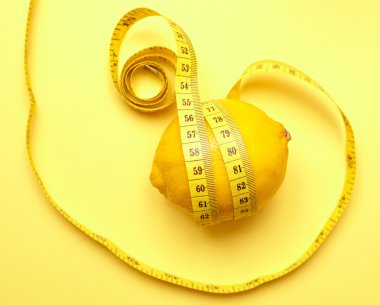 İzole limon sarı bir arka plan üzerinde bir ölçüm bandı ile