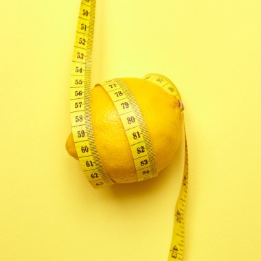 İzole limon sarı bir arka plan üzerinde bir ölçüm bandı ile