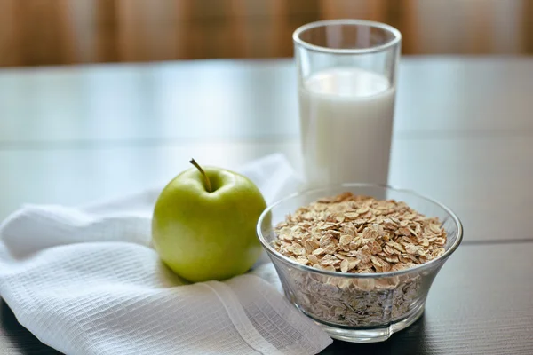 Healthy breakfast of oatmeal milk and fruit — Stock Photo, Image