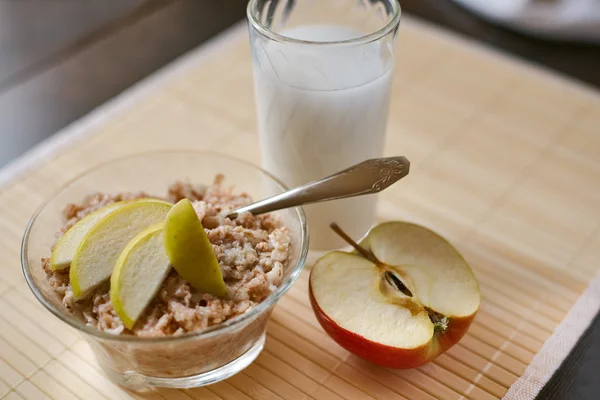 Healthy breakfast of oatmeal milk and fruit — Stock Photo, Image