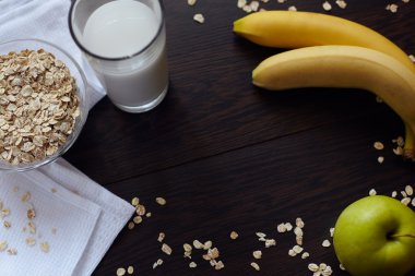 Yulaf ezmesi süt, muz, elma ve limon