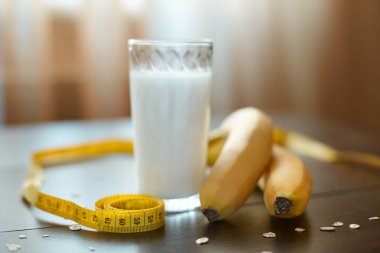 Kahvaltı. Yulaf ezmesi süt, muz, elma ve limon