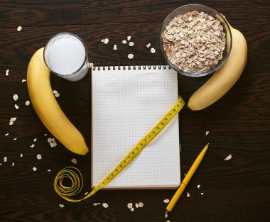 Kahvaltı. Yulaf ezmesi süt, muz, elma ve limon