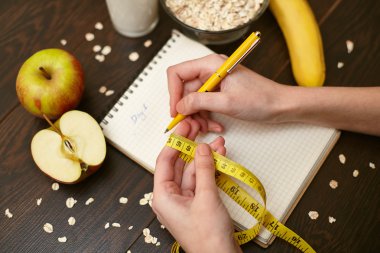 Kahvaltı. Yulaf ezmesi süt, muz, elma ve limon