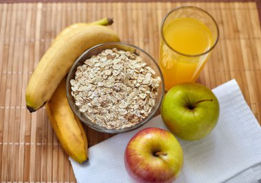 Kahvaltı. Yulaf ezmesi süt, meyve suyu, muz, elma ve limon