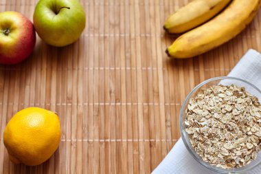 Kahvaltı. Yulaf ezmesi süt, meyve suyu, muz, elma ve limon