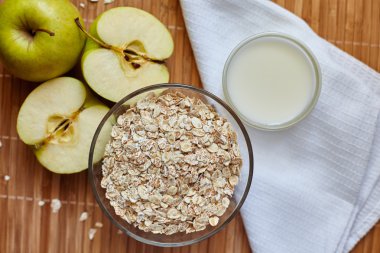 Kahvaltı. Yulaf ezmesi süt, meyve suyu, muz, elma ve limon