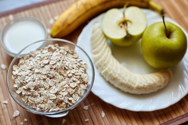 Kahvaltı. Yulaf ezmesi süt, meyve suyu, muz, elma ve limon