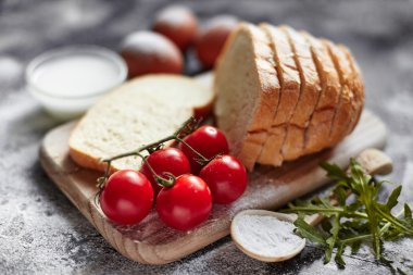 Ekmek yapım ürünleri hazırlanması için malzemeler. Ekmek, un, yumurta ve domates.