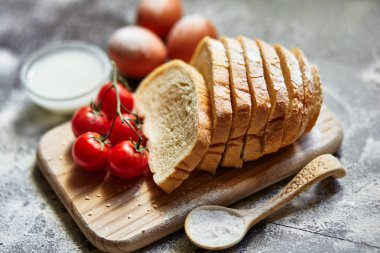 Ekmek yapım ürünleri hazırlanması için malzemeler. Ekmek, un, yumurta ve domates.