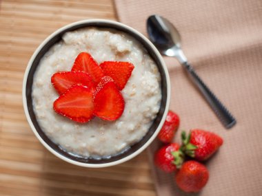 adet çilek ve ahşap bir masa üzerinde süt ile sıcak kakao ile sıcak yulaf ezmesi