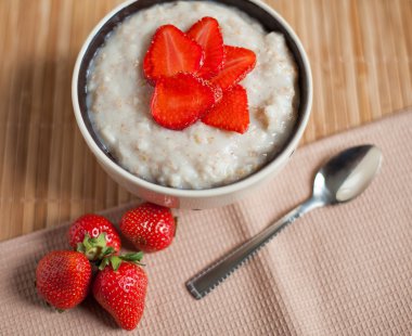 adet çilek ve ahşap bir masa üzerinde süt ile sıcak kakao ile sıcak yulaf ezmesi