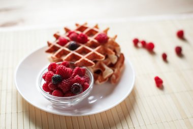Waffle bal, reçel ve çilek görünümü kadar yakın içinde beyaz bir plaka ile