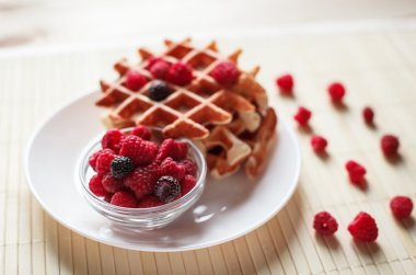 Waffle bal, reçel ve çilek görünümü kadar yakın içinde beyaz bir plaka ile