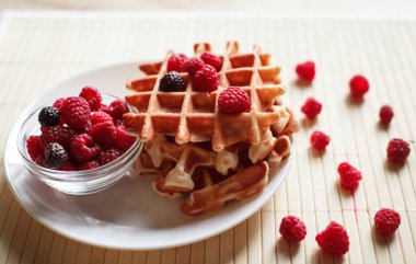 Waffle bal, reçel ve çilek görünümü kadar yakın içinde beyaz bir plaka ile