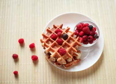 Waffle bal, reçel ve çilek görünümü kadar yakın içinde beyaz bir plaka ile