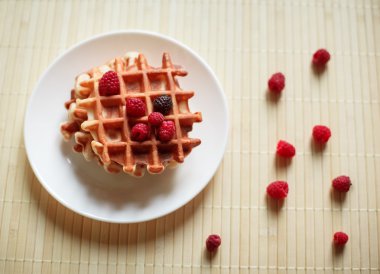 Waffle bal, reçel ve çilek görünümü kadar yakın içinde beyaz bir plaka ile