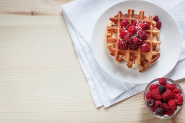 Waffle bal, reçel ve çilek görünümü kadar yakın içinde beyaz bir plaka ile