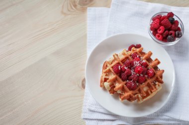 Waffle bal, reçel ve çilek görünümü kadar yakın içinde beyaz bir plaka ile