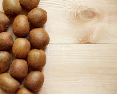 Taze kivi meyve eski ahşap masa