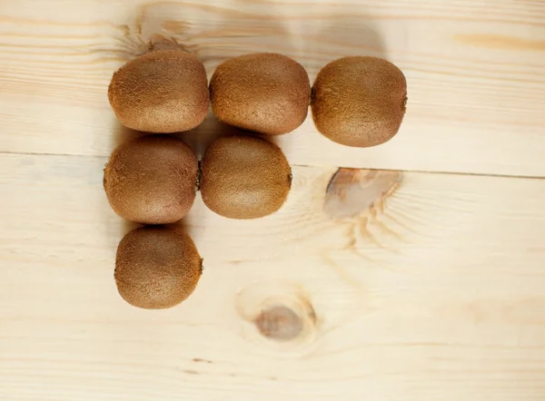 Färsk Kiwi frukt på ett gammalt träbord — Stockfoto