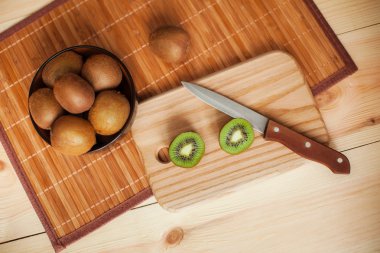 Natürmort. Tropikal meyve. Ahşap masa üzerinde sulu kivi