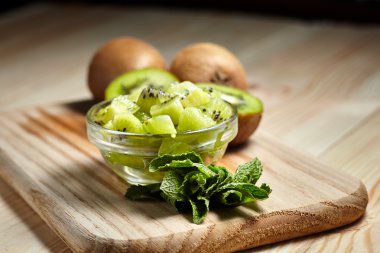 Sağlıklı gıda. Tropikal meyve. Bütün ve dilimlenmiş kivi. Kivi. 