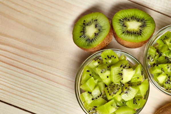 Gezonde voeding. Tropisch fruit. Hele en gesneden kiwi. Kiwi-vrucht. — Stockfoto