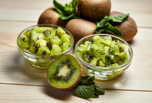 Healthy food. Tropical fruit. Whole and sliced kiwi. Kiwi fruit. — Stock Photo, Image