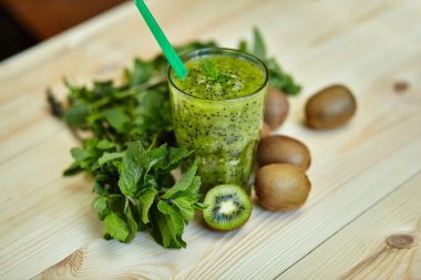 Kivi ve nane taze yeşil yüzlü. Sağlıklı çiğ gıda kavramı için seviyorum. Sağlıklı beslenme. Meyve Smoothies. Kivi.