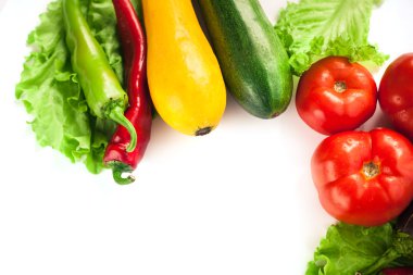 Taze organik sebze. Sonbahar sebze. Hasat. Salata için malzemeler. Marul, domates, salatalık, kabak, patlıcan, biber, biber. Reklam alanı.