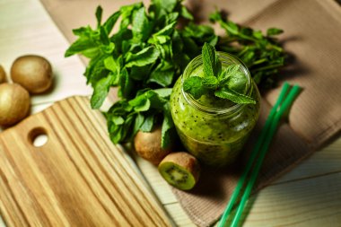 Kivi ve nane taze yeşil yüzlü. Sağlıklı çiğ gıda kavramı için seviyorum. Sağlıklı beslenme. Meyve Smoothies. Kivi.