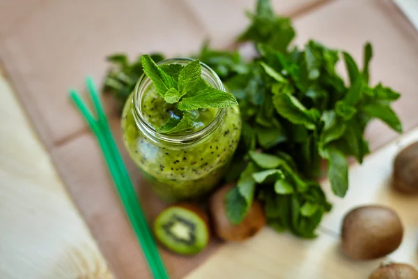 Smoothie hijau segar dengan kiwi dan mint. Cinta untuk konsep makanan mentah yang sehat. Makan yang sehat. Fruit Smoothie. Kiwi . — Stok Foto