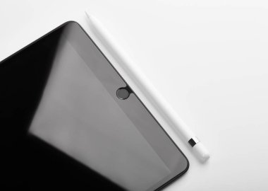 Modern cihaz, izole ışık arka planında beyaz stili tablet. Beyaz arkaplanda izole edilmiş, boş ekranlı siyah tablet bilgisayar. Teknoloji Konsepti. 