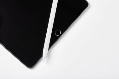 Modern cihaz, izole ışık arka planında beyaz stili tablet. Beyaz arkaplanda izole edilmiş, boş ekranlı siyah tablet bilgisayar. Teknoloji Konsepti. 