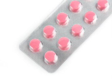 Masada farklı renkte haplar vardı. Renkli antibakteriyel haplar, ilaç kapsülleri. Eczacılık antibiyotik hapları. Su toplayan antibiyotikler ve haplar.. 