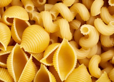 Beyaz arka planda izole edilmiş klasik durum buğday makarnası. Yiyecek ve içecek konsepti - beyaz arka planda çeşitli pişmemiş makarna. Kuru İtalyan makarnası çeşitleri ve şekilleri