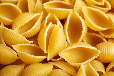 Beyaz arka planda izole edilmiş klasik durum buğday makarnası. Yiyecek ve içecek konsepti - beyaz arka planda çeşitli pişmemiş makarna. Kuru İtalyan makarnası çeşitleri ve şekilleri