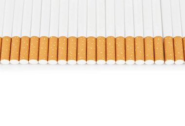 igarette 'i beyaz arkaplanda izole edilmiş bir şekilde kapat. Sigara içiyorum. Kötü alışkanlıklar. Sigara içmek akciğer kanserine yol açar.