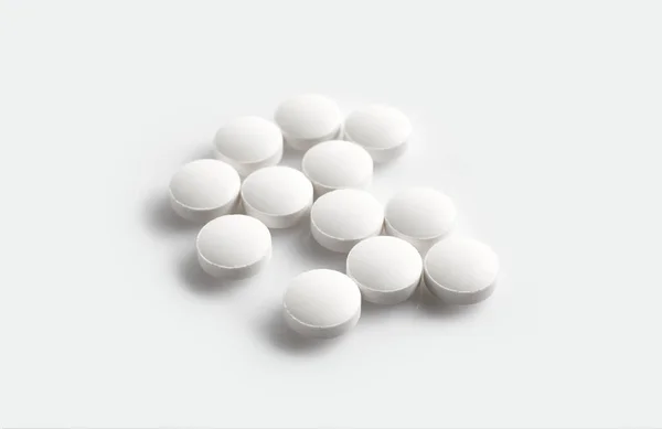 Comprimidos Deitados Mesa Comprimidos Antibacterianos Cápsulas Medicina Farmacêutica Antibióticos Pílulas — Fotografia de Stock