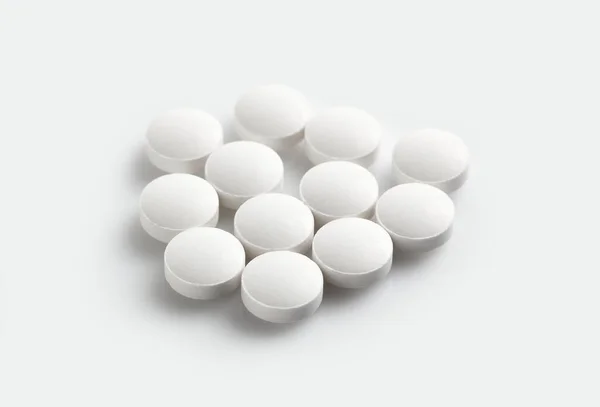 Las Píldoras Yacen Sobre Mesa Píldoras Antibacterianas Cápsulas Medicina Farmacéuticos — Foto de Stock