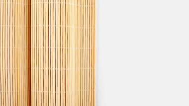 Bambu dokusu. Çizgili desenli, düz arkaplan fotoğraf desenli yeni temiz bambu tahtası. Ahşap arkaplan.