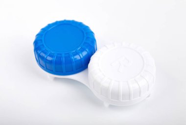 Beyaz arka planı olan kontak lensler için çözüm. Kontak lens bakımı için aksesuarlar ve ürünler. 