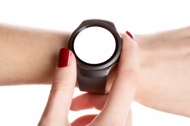 Beyaz bir arka planda izole edilmiş akıllı kadın elleri. Gadget