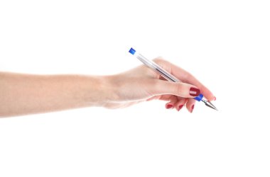 Dişi eller beyaz arkaplanda izole edilmiş bir kalem tutar